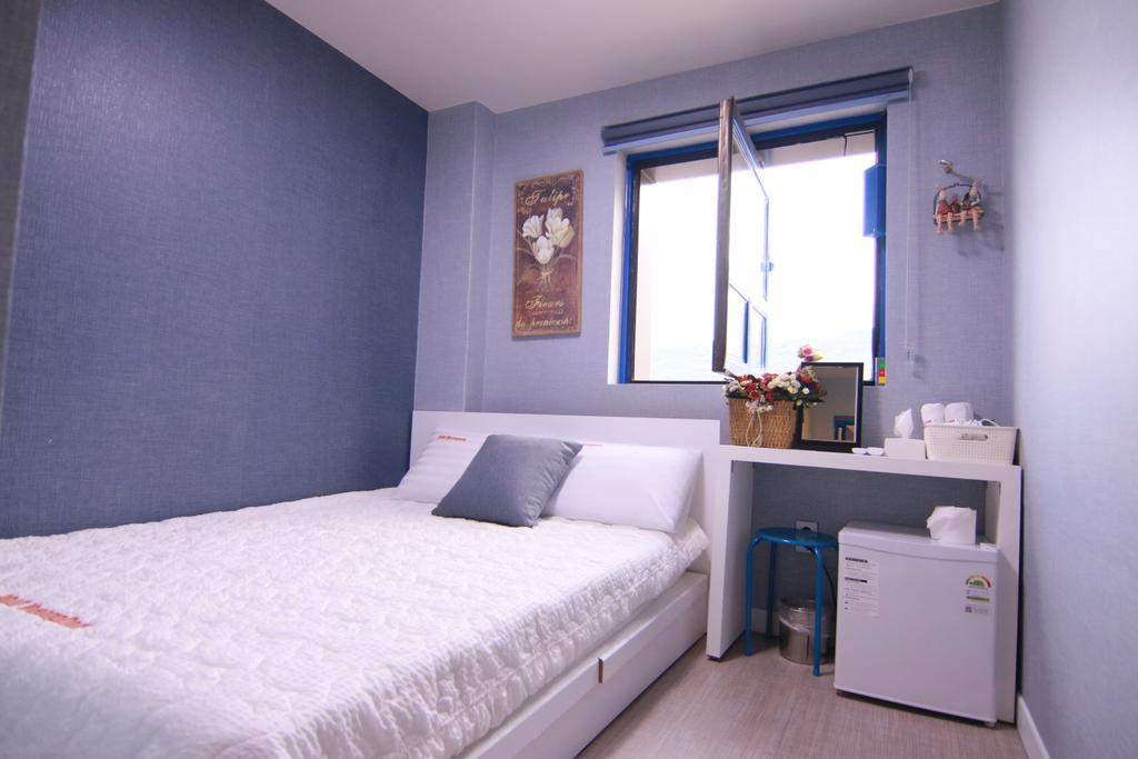 Road Myeongdong Hotel Seoul Bagian luar foto