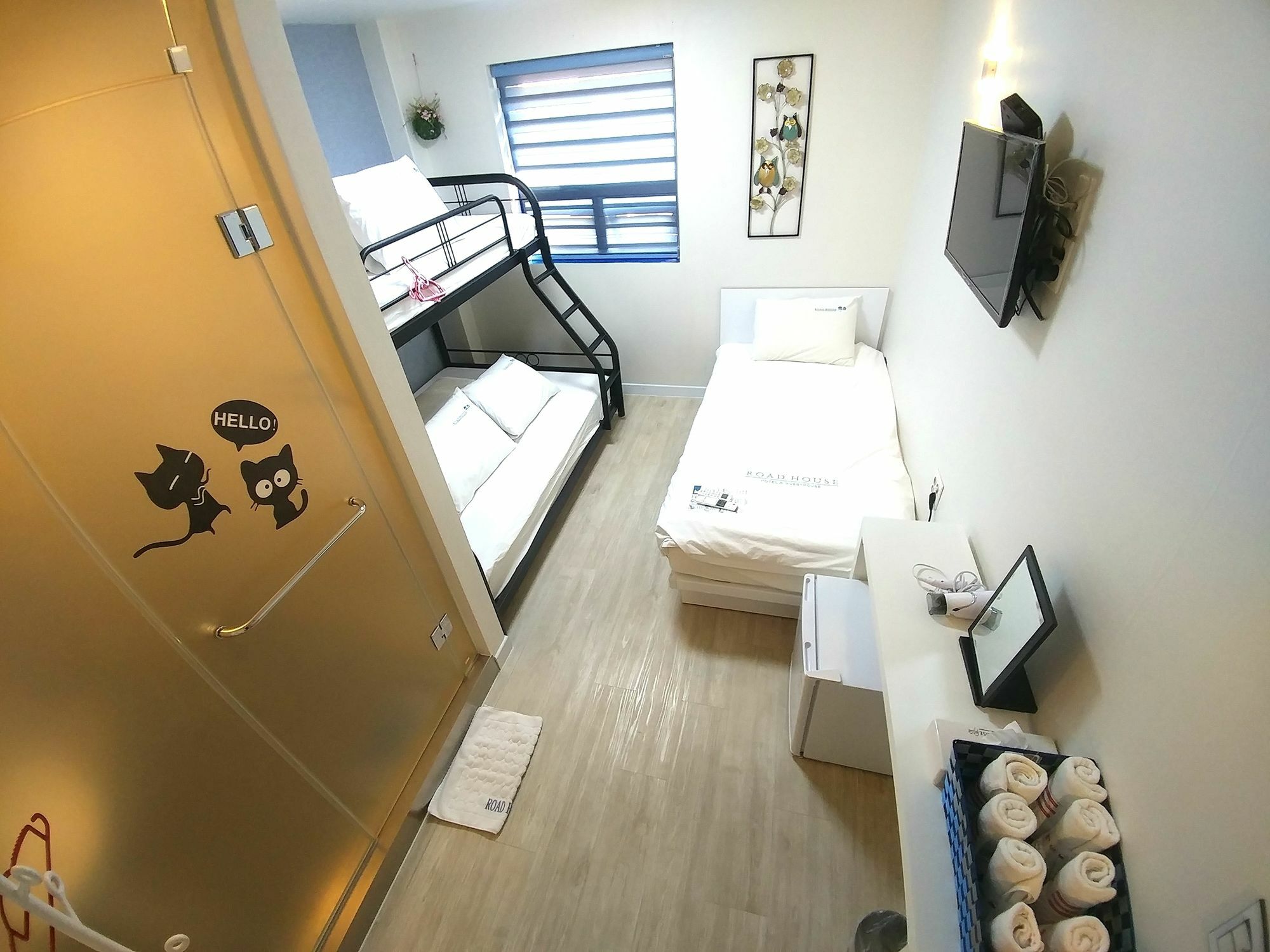 Road Myeongdong Hotel Seoul Bagian luar foto