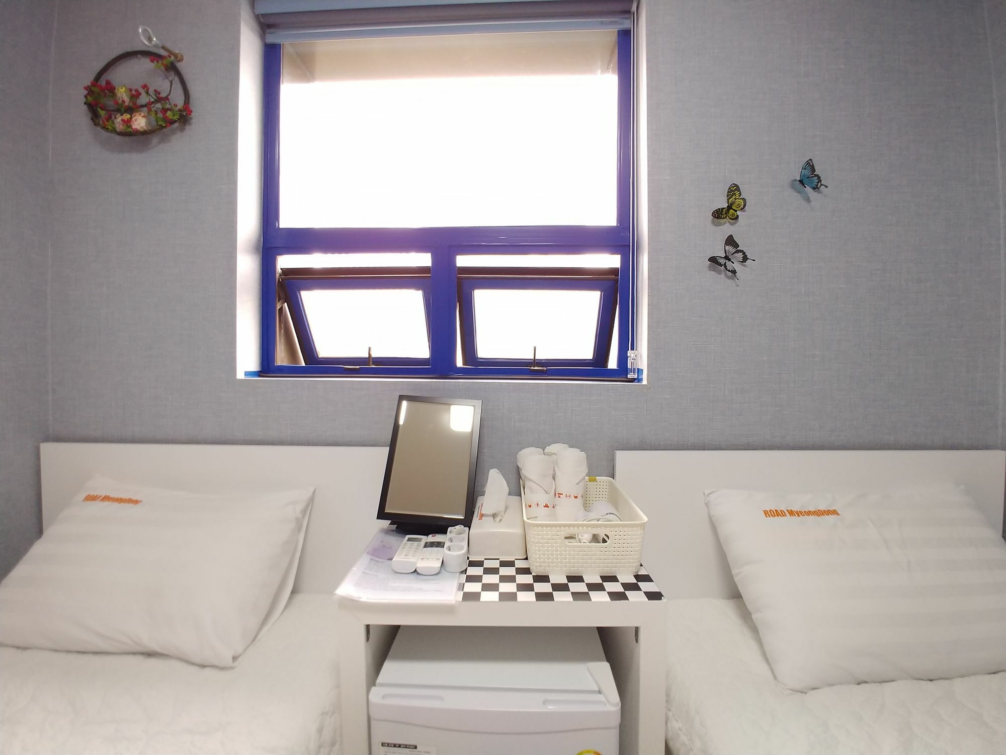 Road Myeongdong Hotel Seoul Bagian luar foto