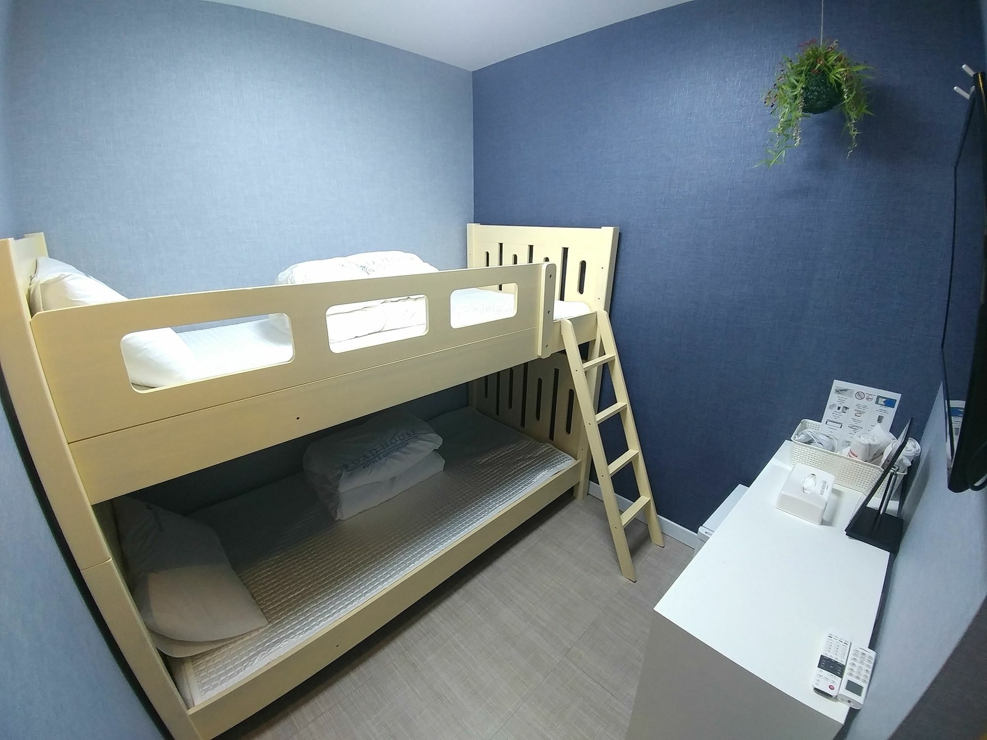 Road Myeongdong Hotel Seoul Bagian luar foto