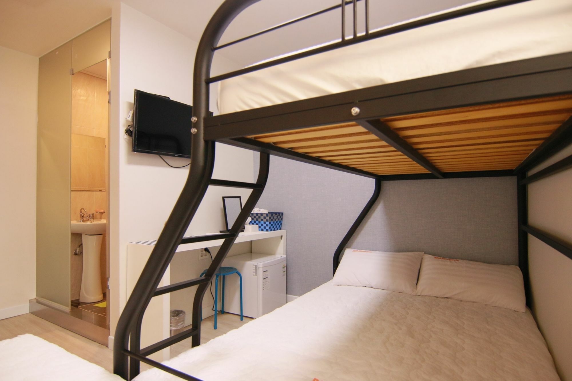 Road Myeongdong Hotel Seoul Bagian luar foto