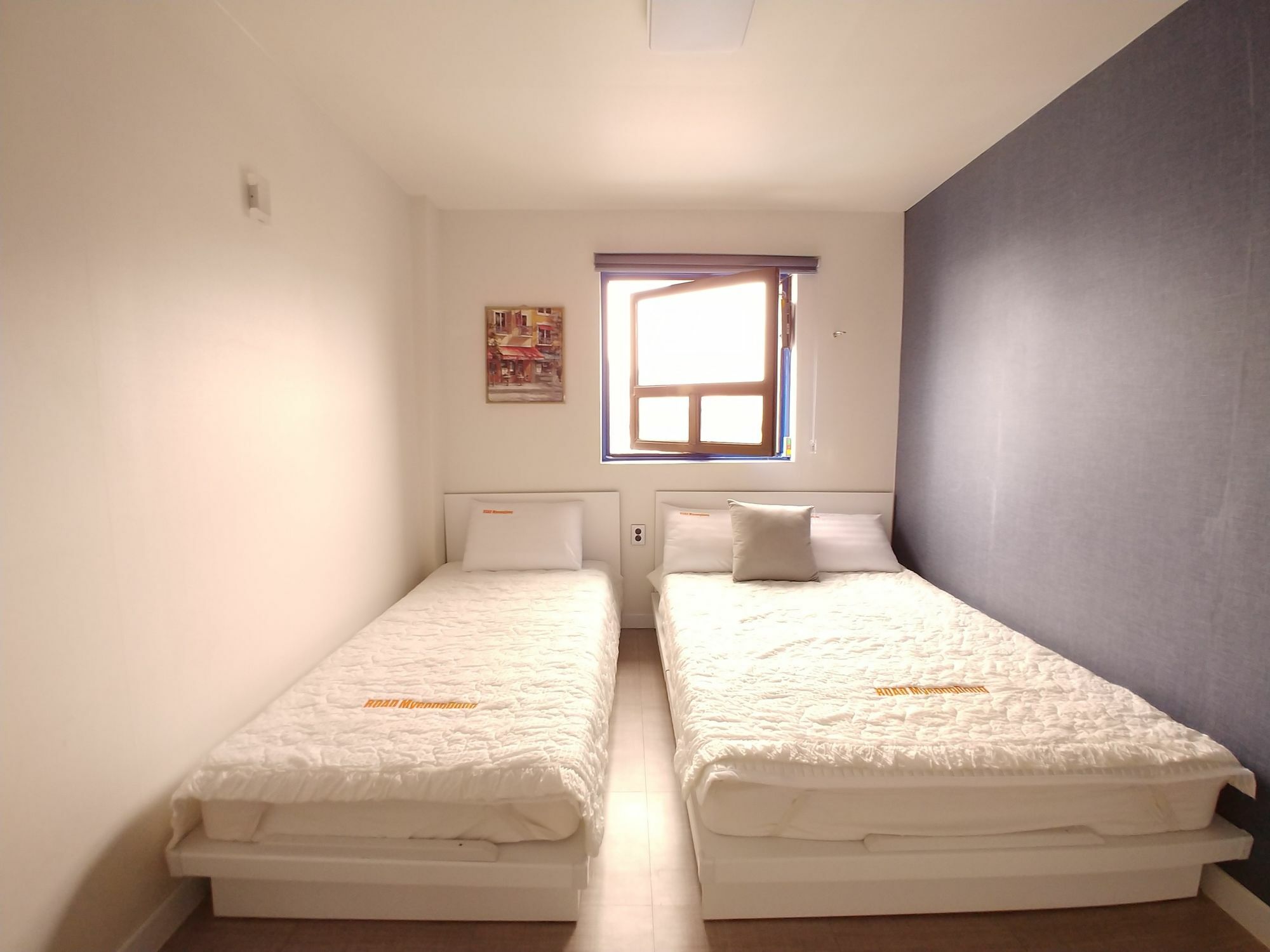 Road Myeongdong Hotel Seoul Bagian luar foto